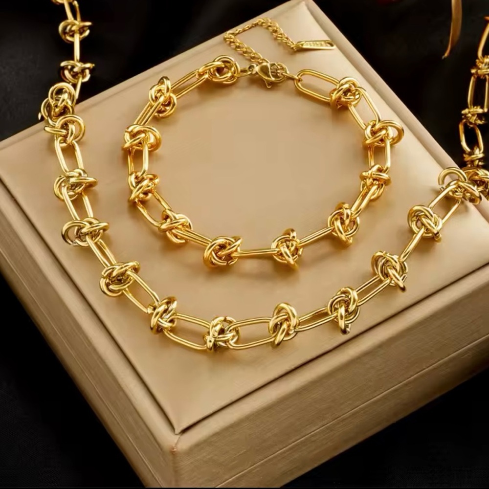 Elegant Gold Knot Necklace and Bracelet Set